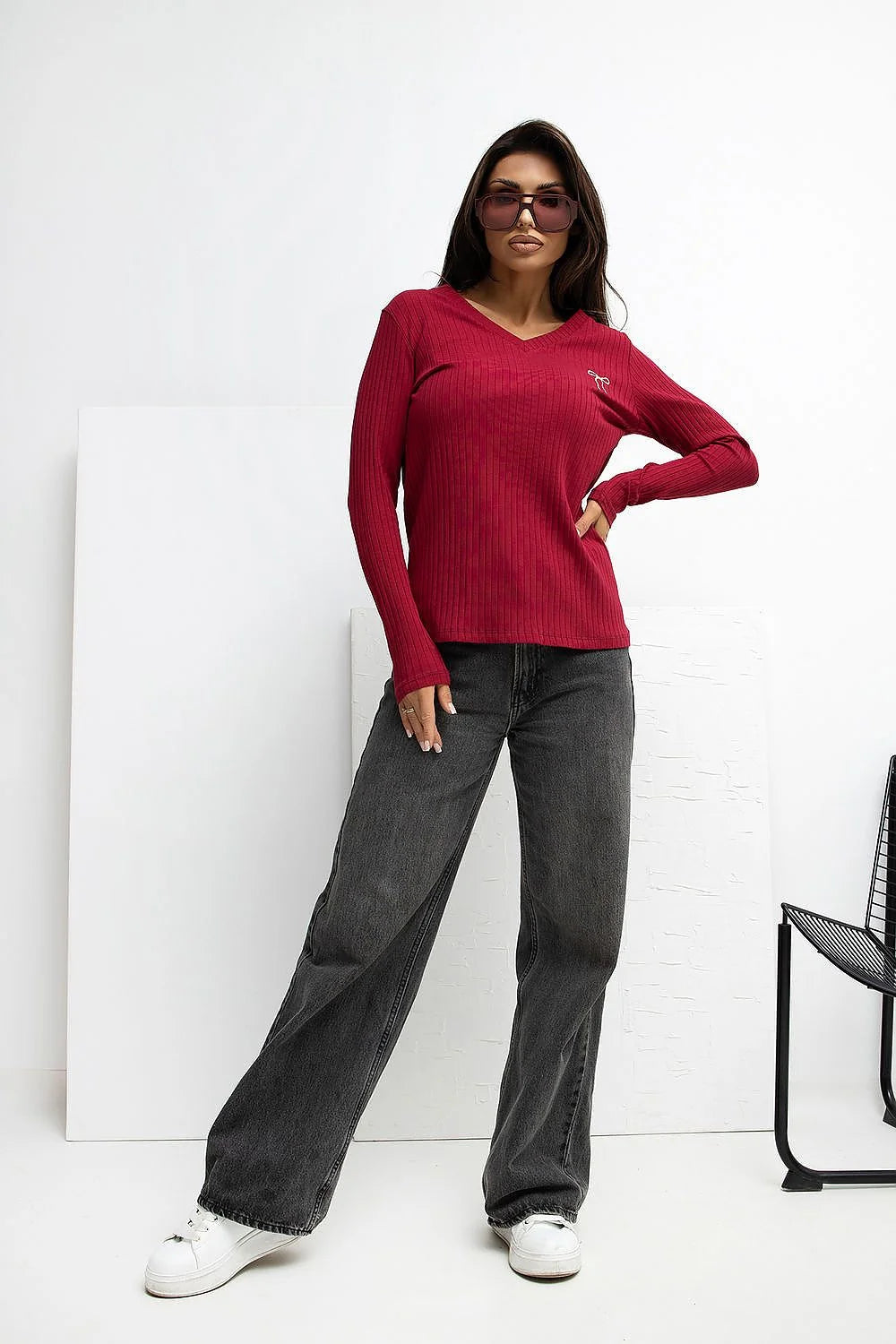 chemisier femme manches longues col V maille côtelée bordeaux profond coupe légèrement cintrée longueur casual broderie nœud blanc coton extensible