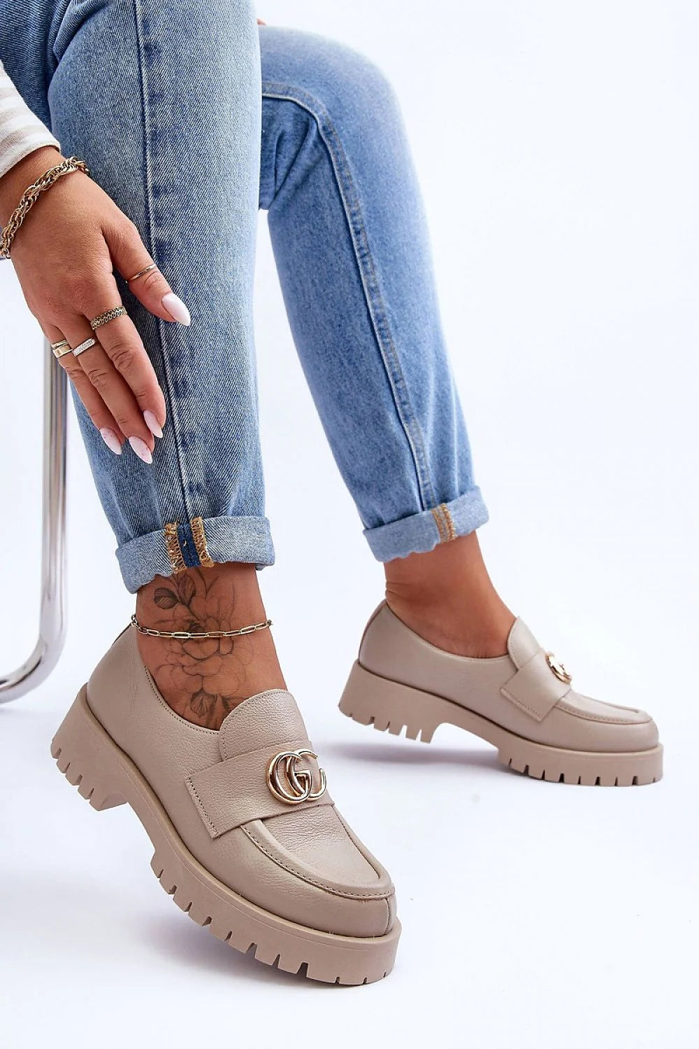Chaussures basses élégantes à talon stable pour femmes, style moderne, couleur beige, cuir naturel, mocassins confortables, look sophistiqué