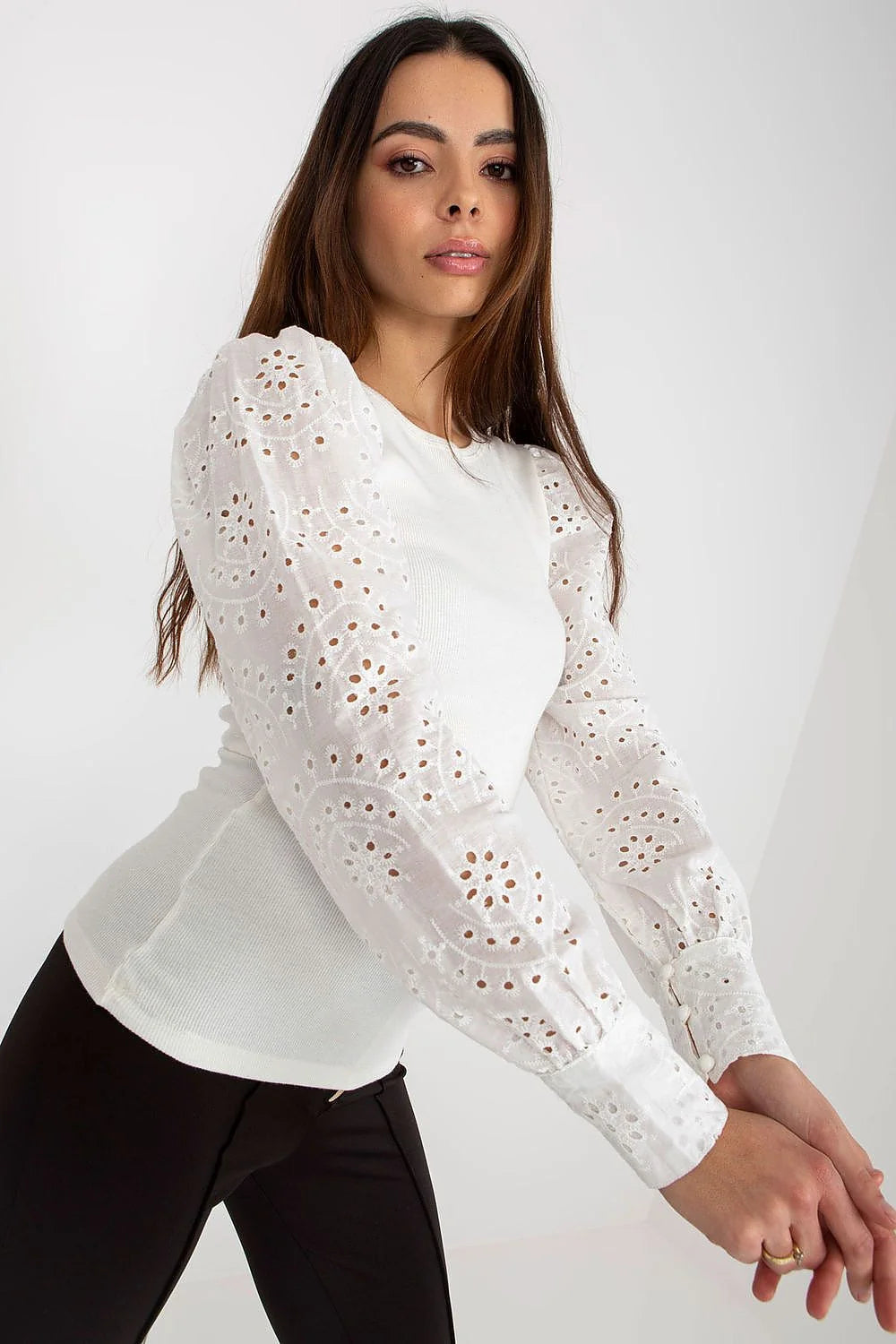 chemisier femme élégant manches longues volumineuses épaules bouffantes découpe laser ajouré coton stretch coupe ajustée col rond poignets structurés