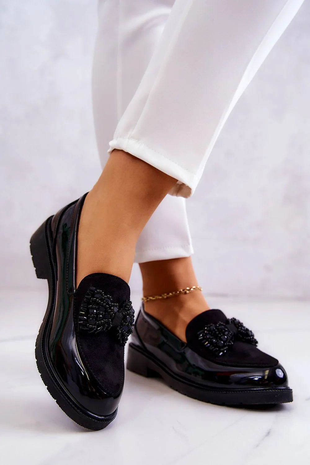 Mocassins élégants modernes pour femmes cuir écologique suède texture contraste nœud perles cristaux noir blanc pantalon sac bracelet