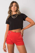 T-shirt crop top court femme noir short taille haute rouge vif matériau coton élasthanne coupe ajustée manches courtes design moderne occasion décontractée semi-formelle
