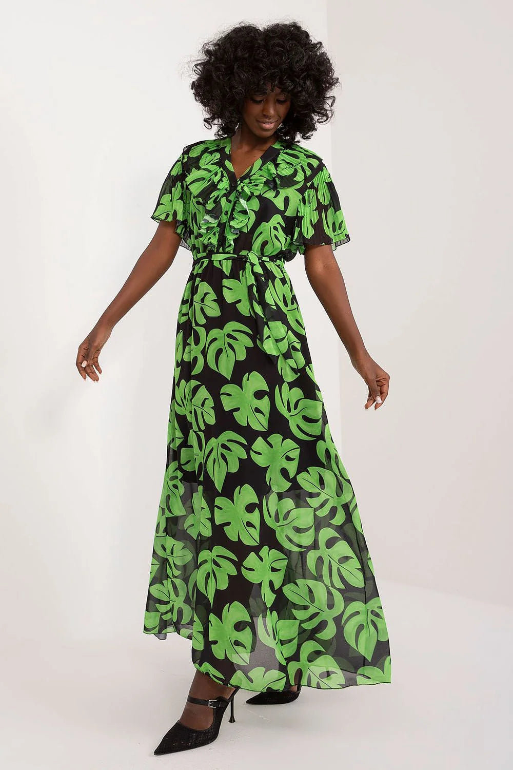 Robe de jour élégante longue motifs tropicaux vert vif noir manches courtes col V volants femme été