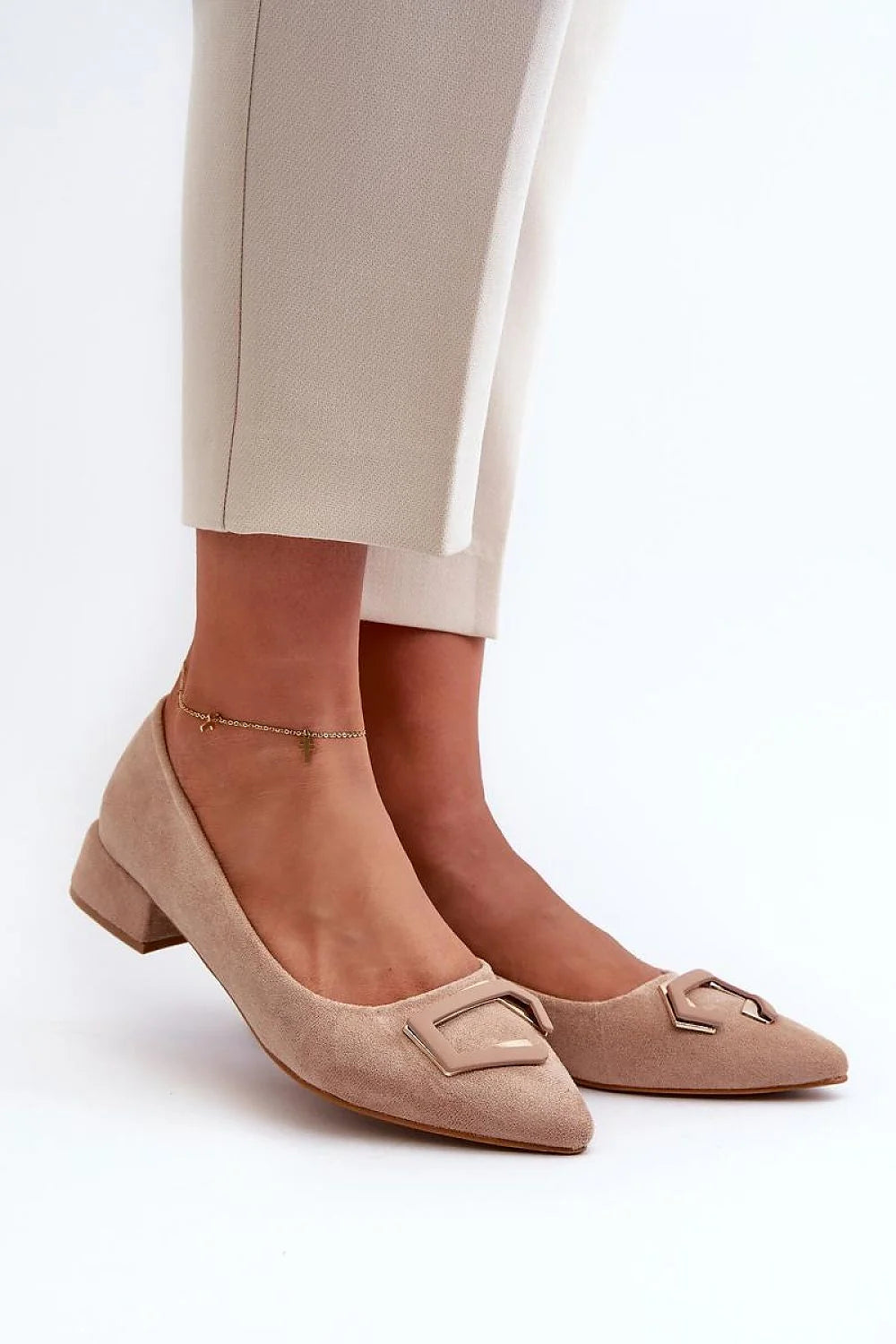 escarpins femme pointus talon carré bas daim beige nude suède écologique boucle géométrique velours bout effilé confortable