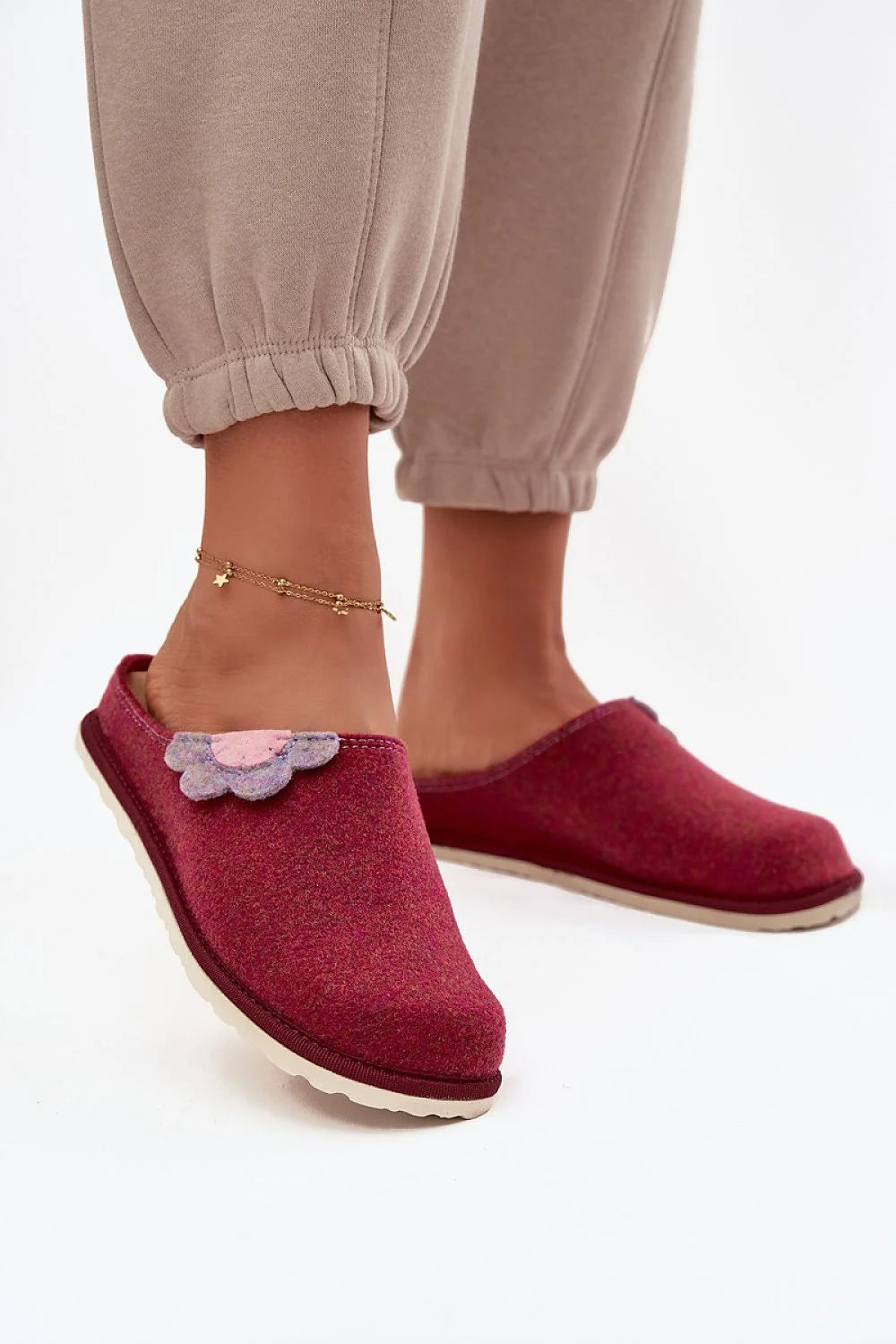 mules femme feutrine bordeaux appliqué pétale multicolore rose lilas bout rond semelle crantée beige caoutchouc cuir suédé confort
