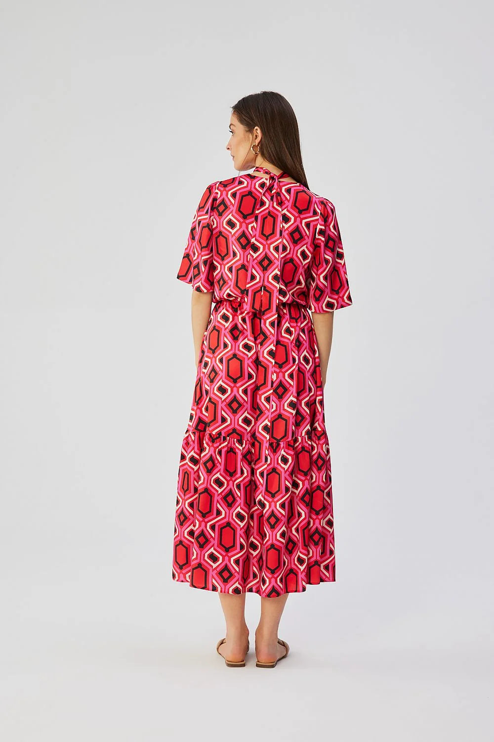 Robe longue féminine audacieuse motif géométrique couleurs vives manches mi-longues ceinture assortie volants femme