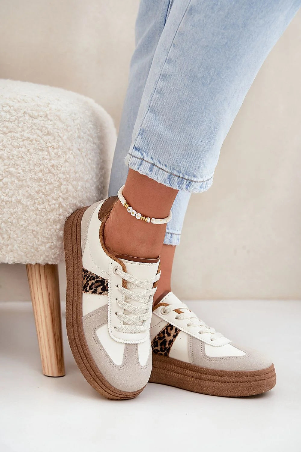 Chaussures de sport pour femmes élégantes simili cuir motif léopard beige blanc cassé confort semelle intérieure mousse baskets modernes casual chic