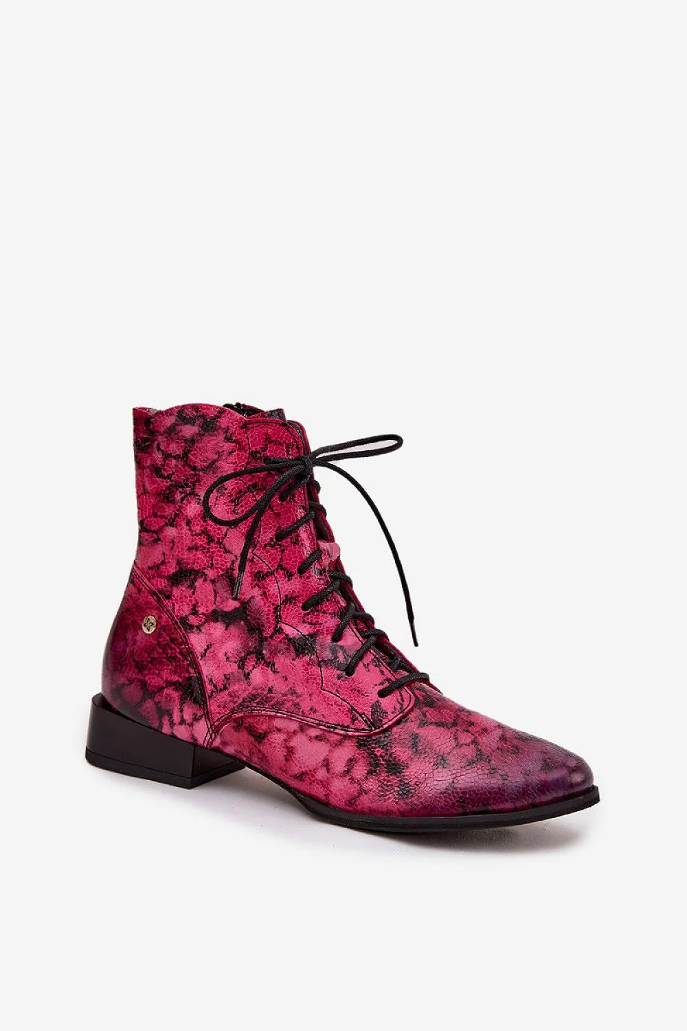 bottines femme cuir naturel python fuchsia marbré verni bout pointu tige cheville lacets noirs talon bas biseauté semelle fine