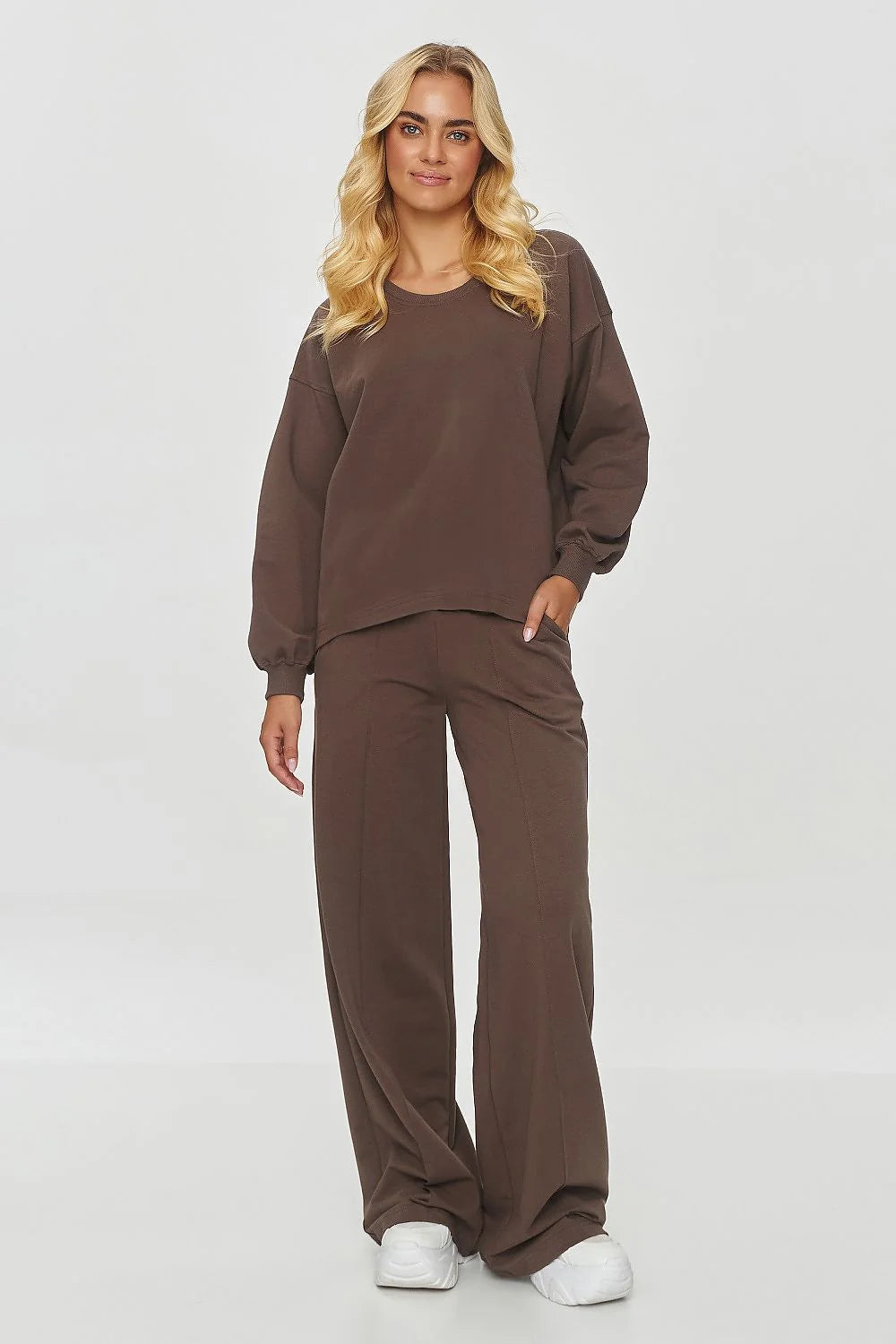 Ensemble Makadamia femme, confortable et stylé, sweatshirt et pantalon en coton marron, coupe ample et moderne, manches longues et taille élastique