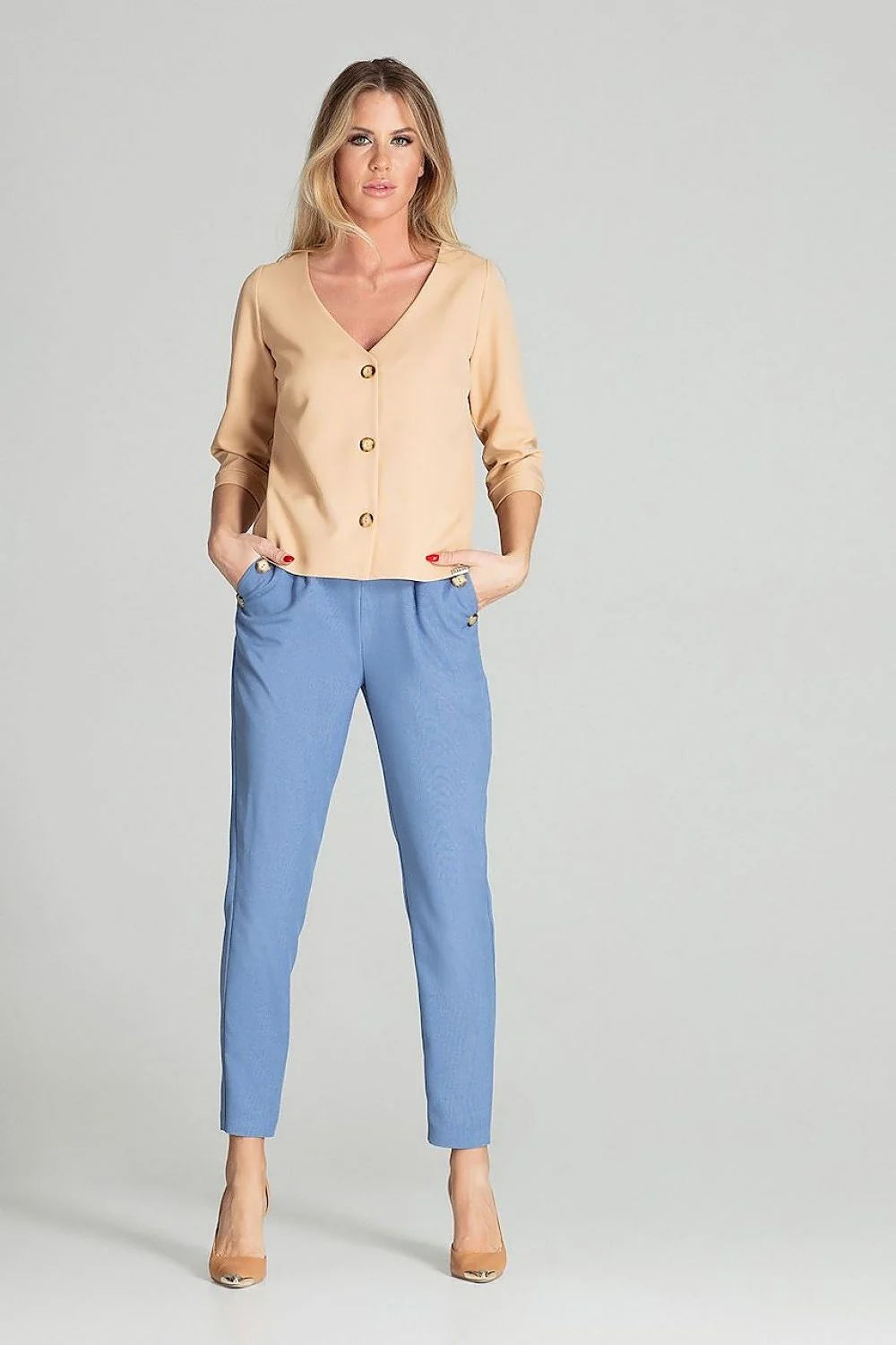 Ensemble chic chemisier coton manches trois-quarts boutons dorés pantalon beige taille haute moderne élégant