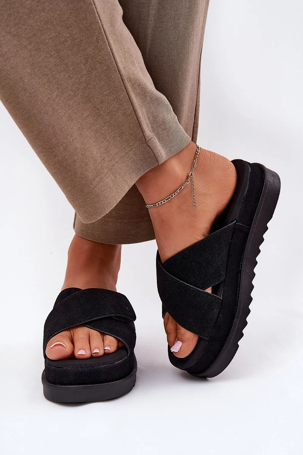 Sandales femmes modernes style décontracté suédine noire bride croisée semelle épaisse plateforme talon ouvert été