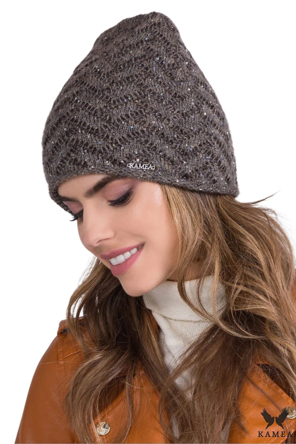 Bonnet tricoté pour femme en laine mohair, style chic, motif vague, fil brillant, couleur grise argentée, coupe ample, bord côtelé, logo KAMEA métallique, idéal pour l'hiver