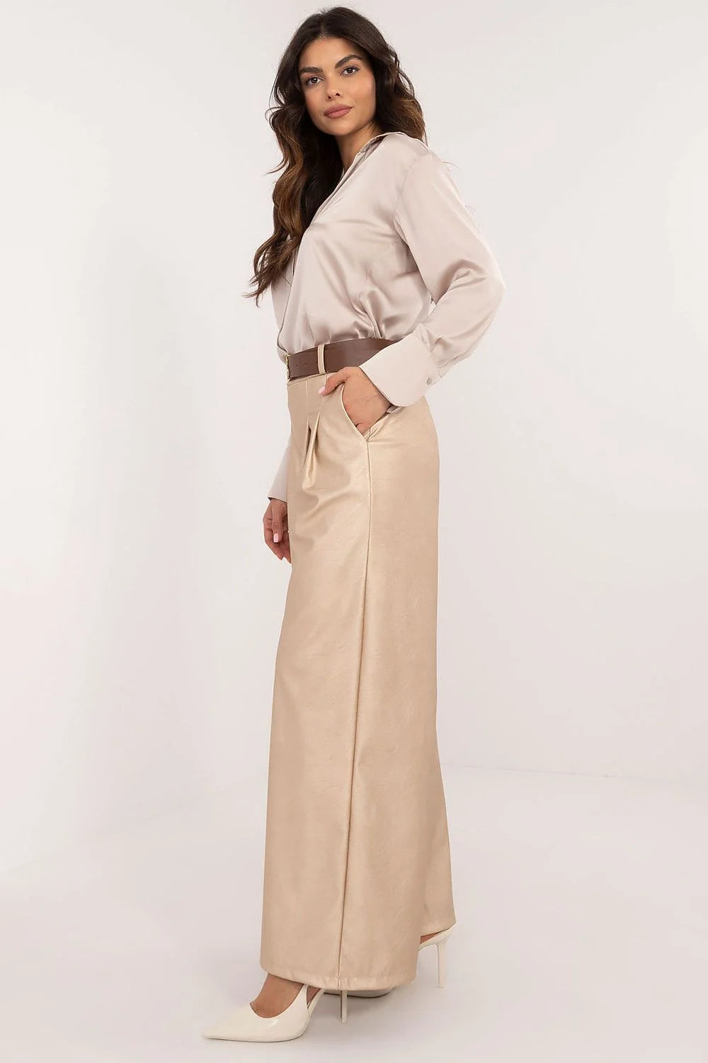 Pantalon et chemisier femme style chic moderne coupe ample matériau satiné et texturé couleur ivoire et beige doré escarpins blancs