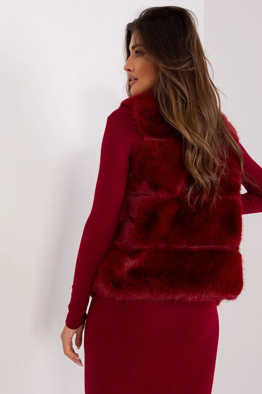 Gilet en fausse fourrure pour robe longue à manches longues, style élégant, coupe ajustée, couleur rouge bordeaux profond, femmes