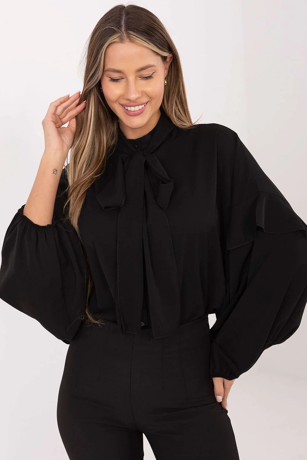 chemise femme noire col lavallière nouée manches longues bouffantes volant épaule poignets élastiqués coupe ample tissu fluide finitions élégantes