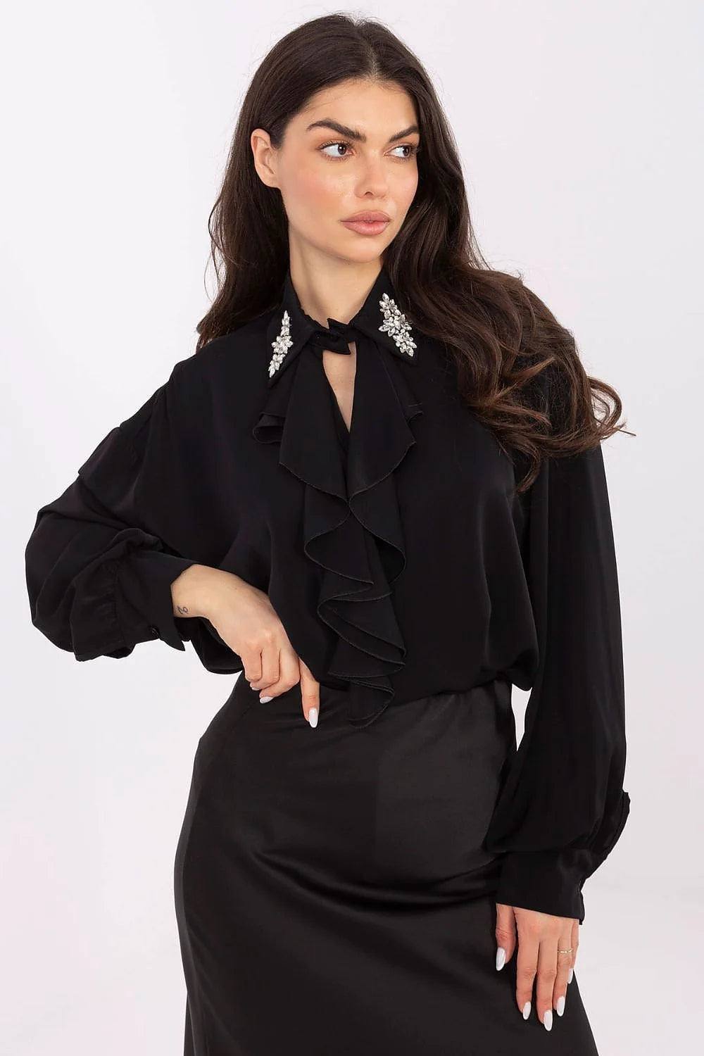chemisier élégant femme polyester léger lisse fluide longue dos allongé col large orné jabot subtil manches bouffantes confortable moderne sophistiqué