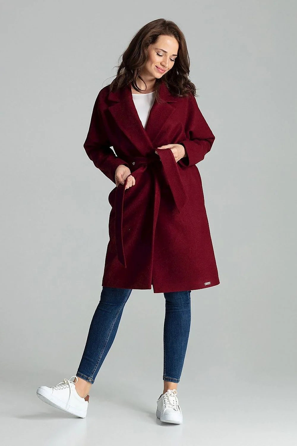 manteau femme laine bordeaux ceinturé coupe droite col châle revers mi long genoux poches latérales thermorésistant élégant