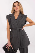 gilet blazer femme tailleur ceinturé sans manches gris anthracite fines rayures verticales épaules structurées poches rabat