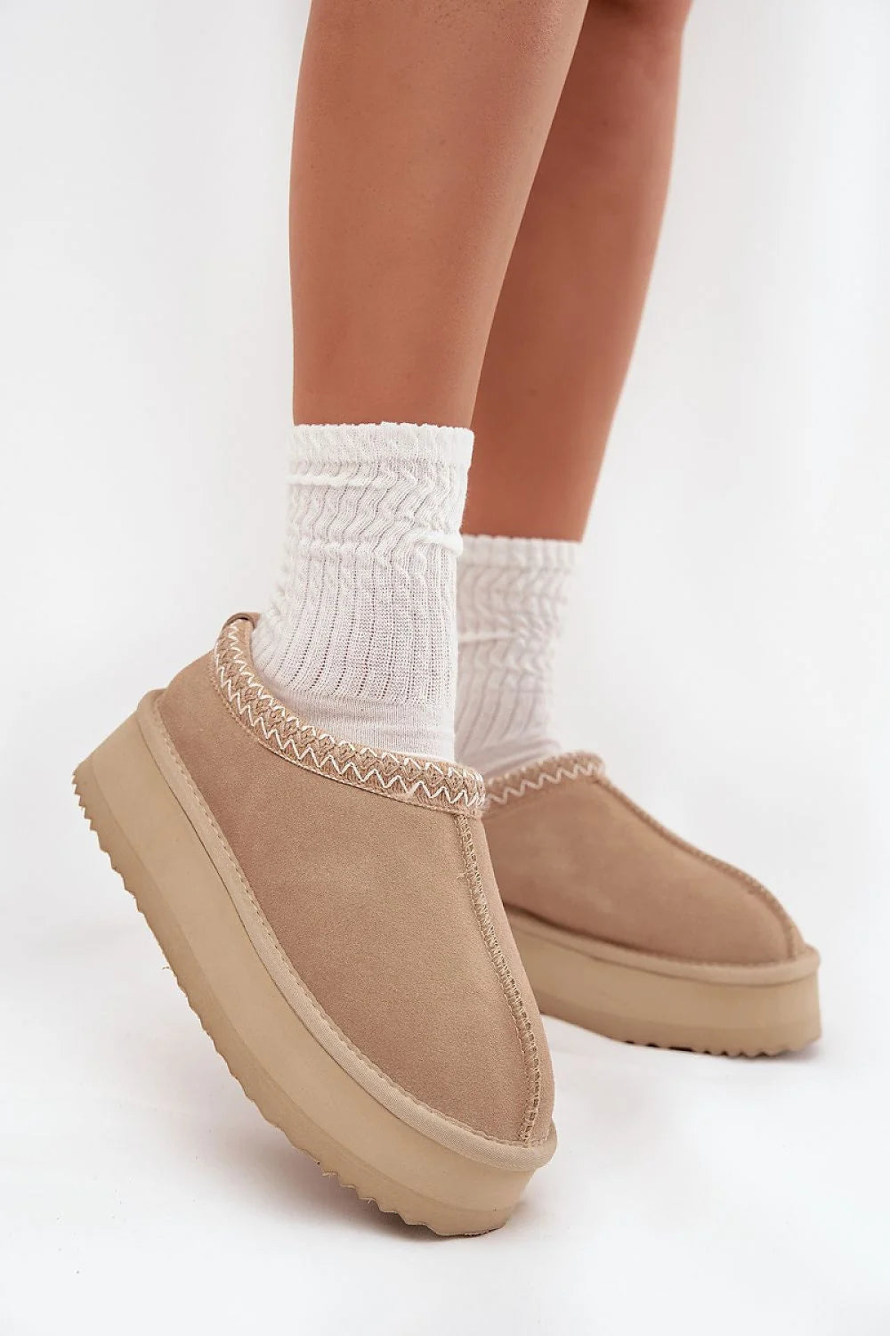 bottes neige vinceza daim naturel suédé beige plateforme crantée semelle épaisse fourrure doublée chaude broderie délicate tige courte slipon cosy