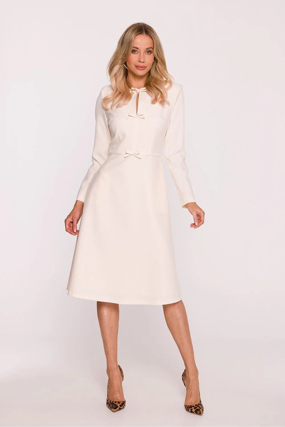 robe jour élégante tissu lisse doublée confort décolleté rond fente discrète manches longues coupe trapèze ample noeuds décoratifs