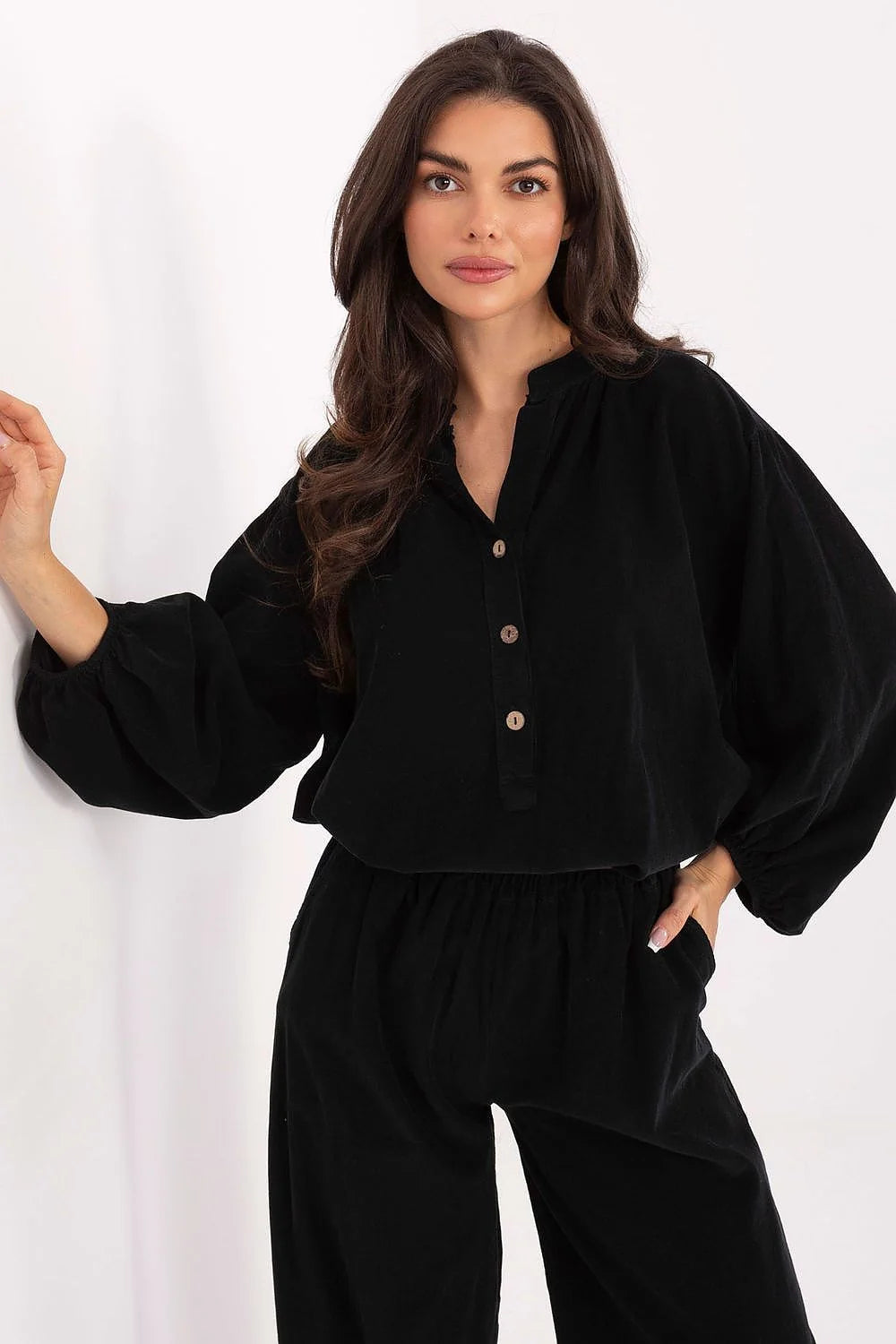 chemisier velours noir ensemble deux pièces haut pantalon loungewear col officier patte boutonnage boutons contrastants manches bouffantes poignets