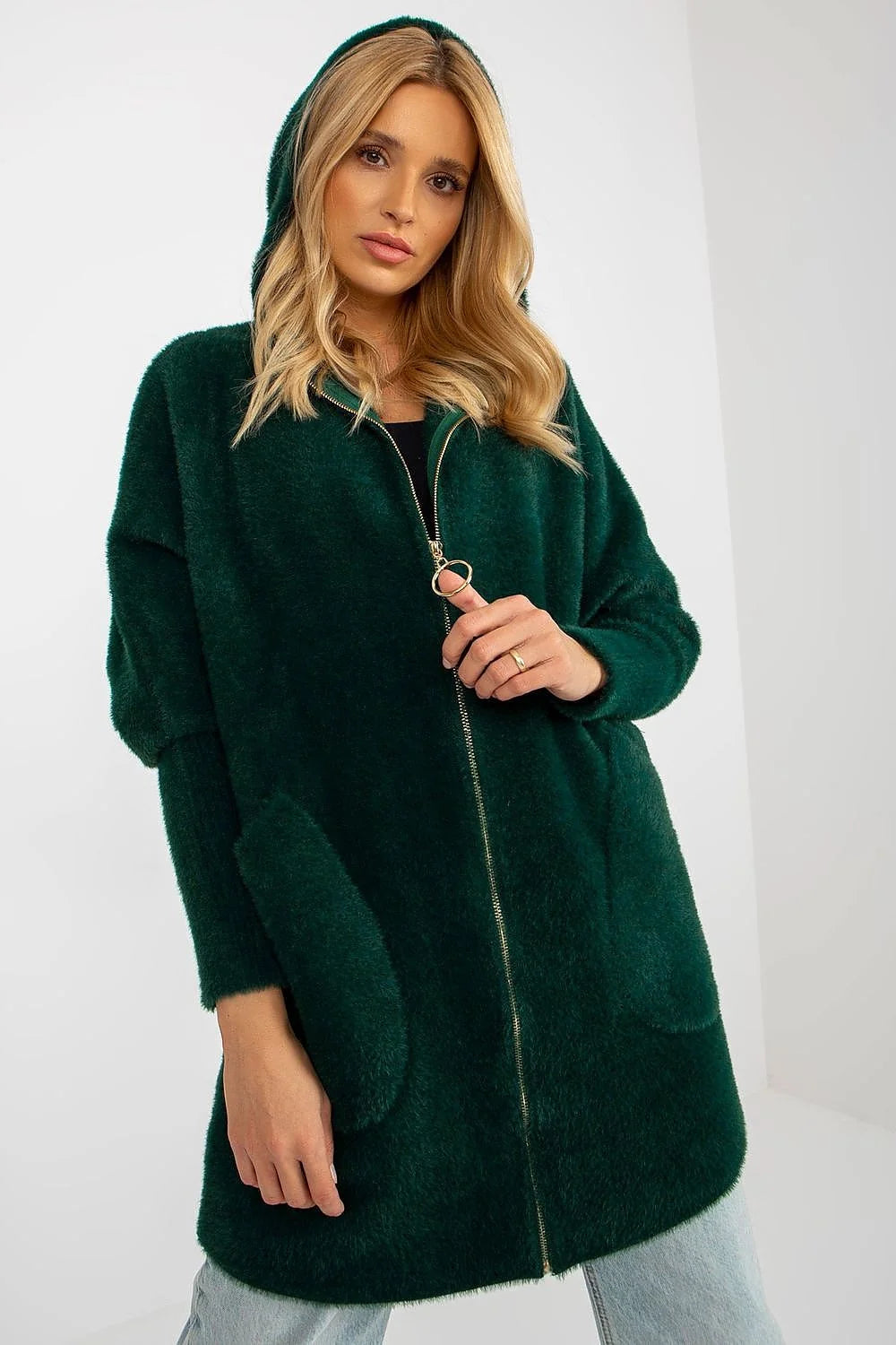 Manteau pour femme en peluche douillet chic couleur noire coupe longue manches longues capuche poches latérales zippé élégant