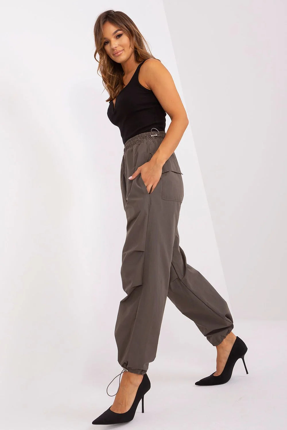 Ensemble femme haut débardeur pantalon cargo escarpins talon aiguille style casual chic noir uni gris foncé