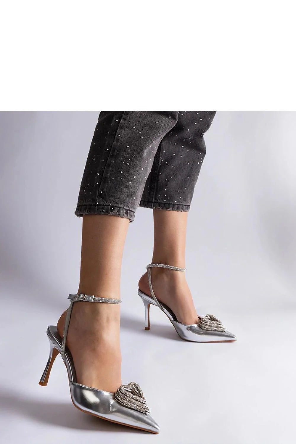 Escarpins à talons hauts élégants pour femmes, design moderne, talon ouvert, finition métallique argentée, détails brodés, pointe fine, bride cheville ajustable, semelle beige, cuir écologique, soirée, occasion spéciale