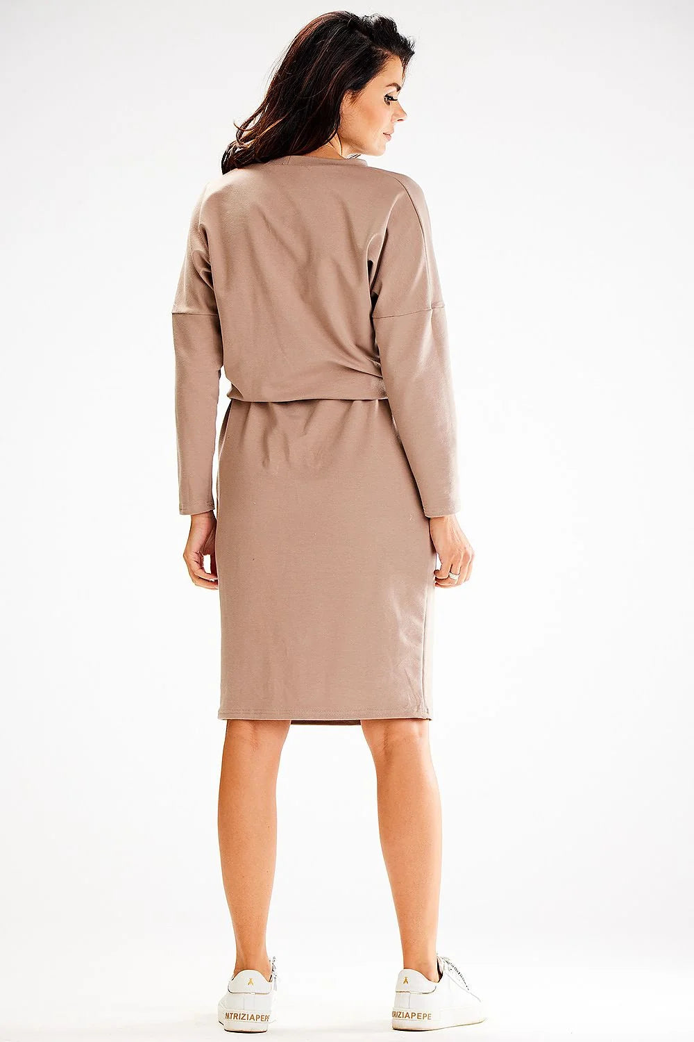 robe féminine taupe ample manches longues taille ajustable ceinture nouée coton élasthanne poche latérale écusson doré décontractée chic