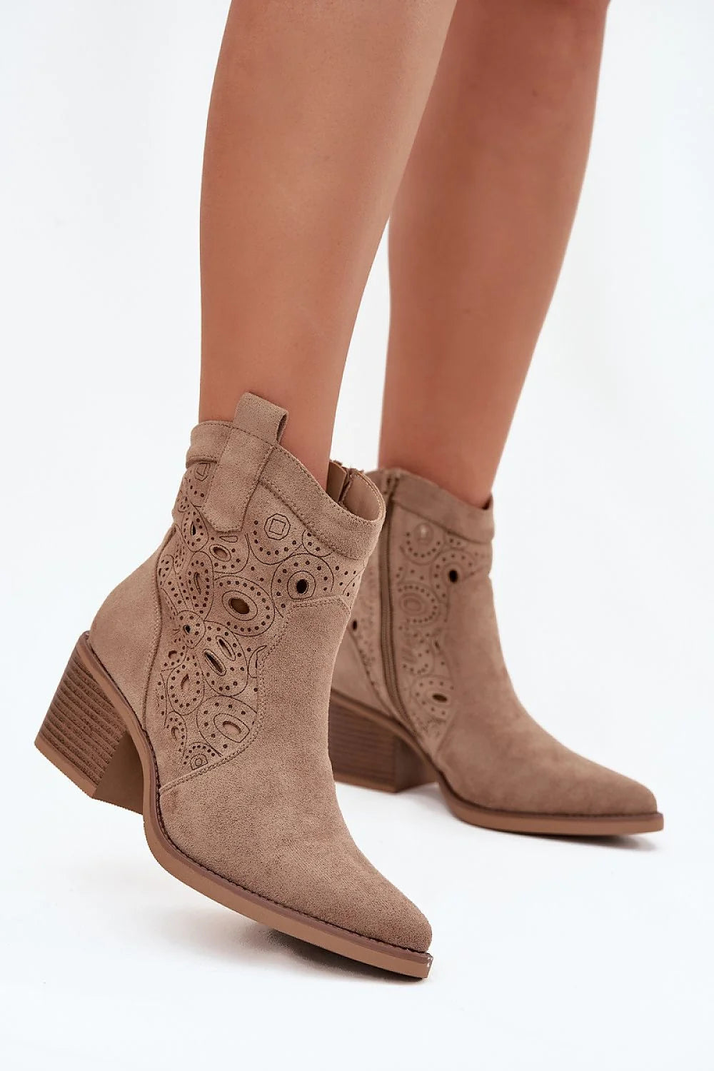 bottines western suédine écologique taupe ajourées perforées motifs circulaires bout amande talon bloc moyen zippées latérales semelle synthétique légères bohemechic