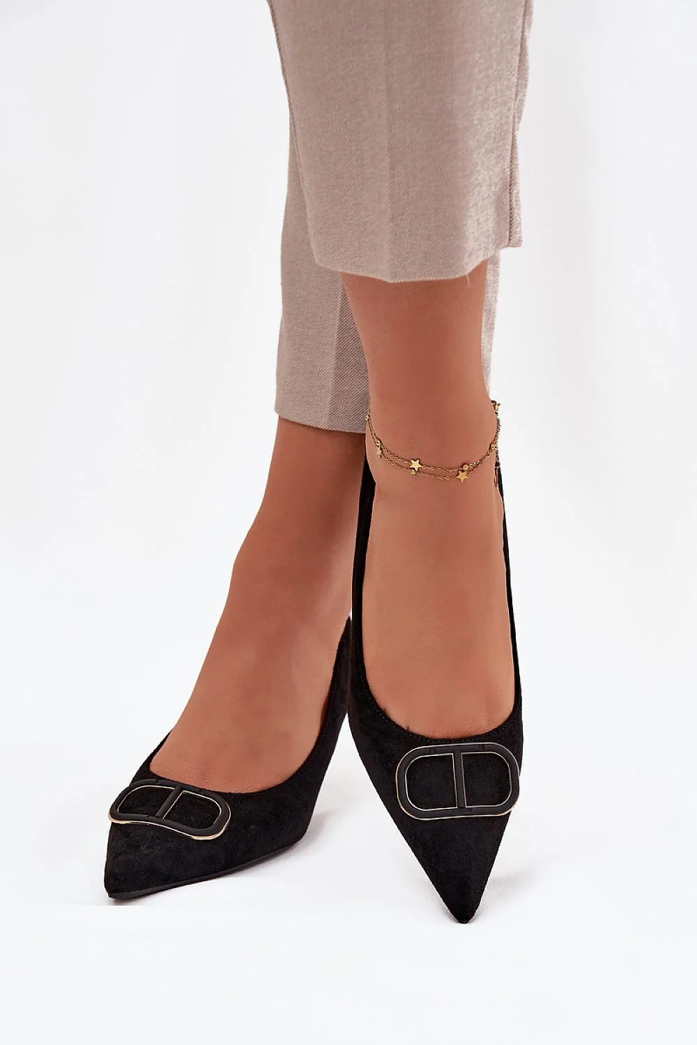 escarpins femme suédine écologique daim noir bout pointu boucle dorée empeigne slipon maintien talon kitten bas élégant finition velours confortable