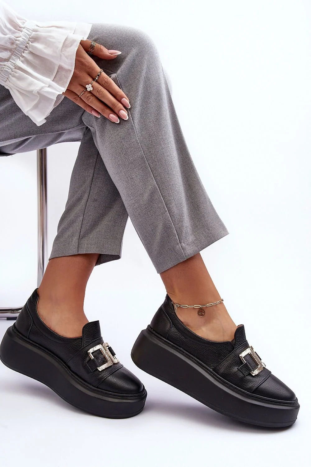 Chaussures basses femmes mocassins design moderne élégant cuir naturel noir boucle métallique argentée plateforme confort