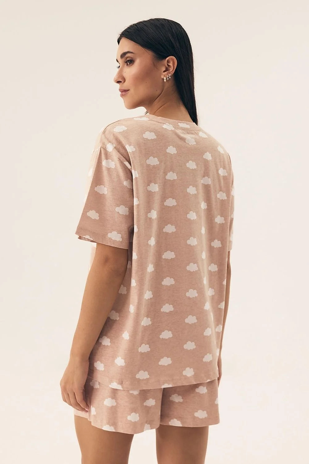 Pyjama Henderson pour femme, confort moderne, style casual, message fun, tissu doux, coupe ample, short assorti, couleur beige rosé, nuages imprimés, idéal détente, usage quotidien, mode relax