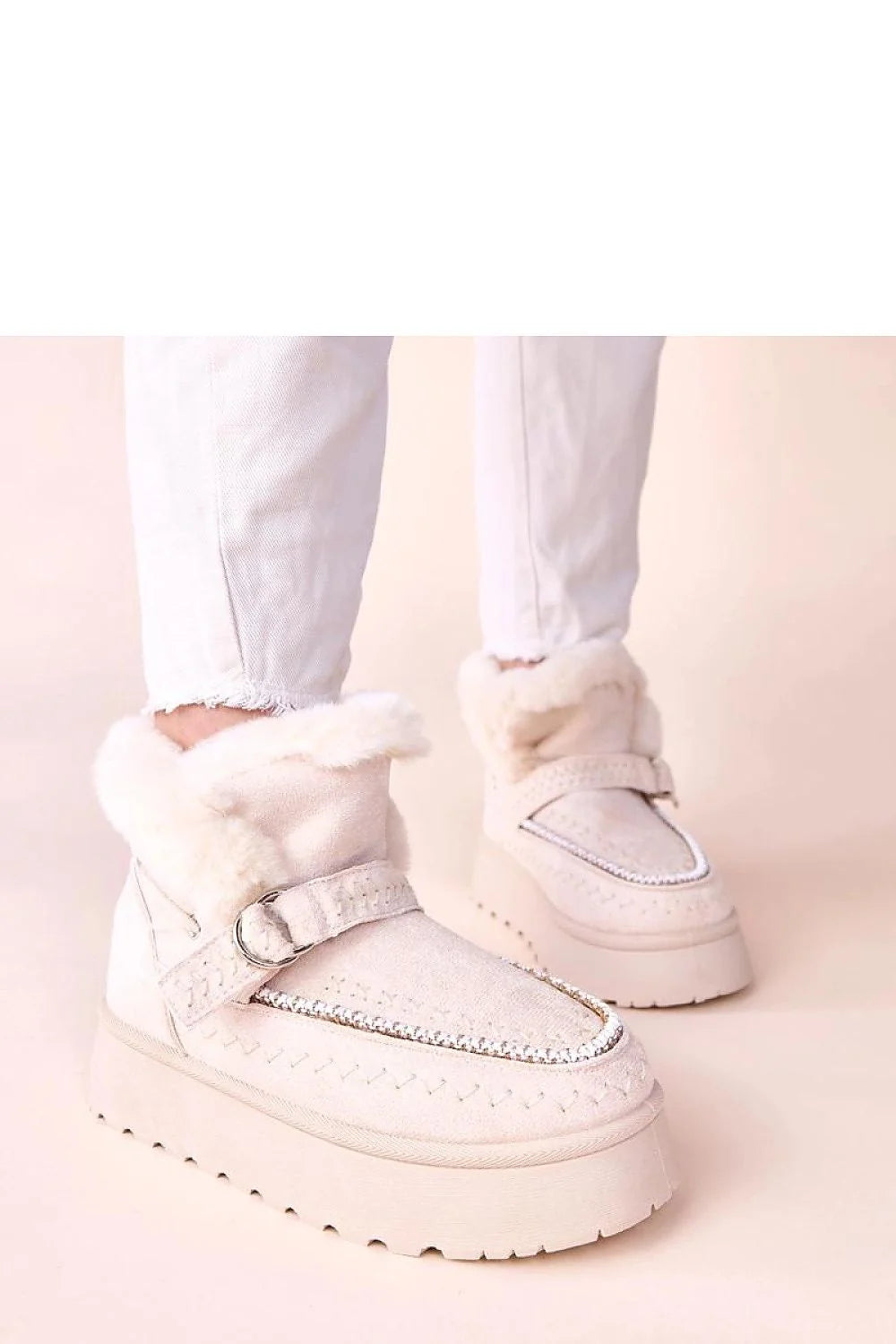 bottes neige femme beige suédine broderie décorative fourrure doublure plateforme crantée antidérapante mocassin boucle couture confort isolante élégantes