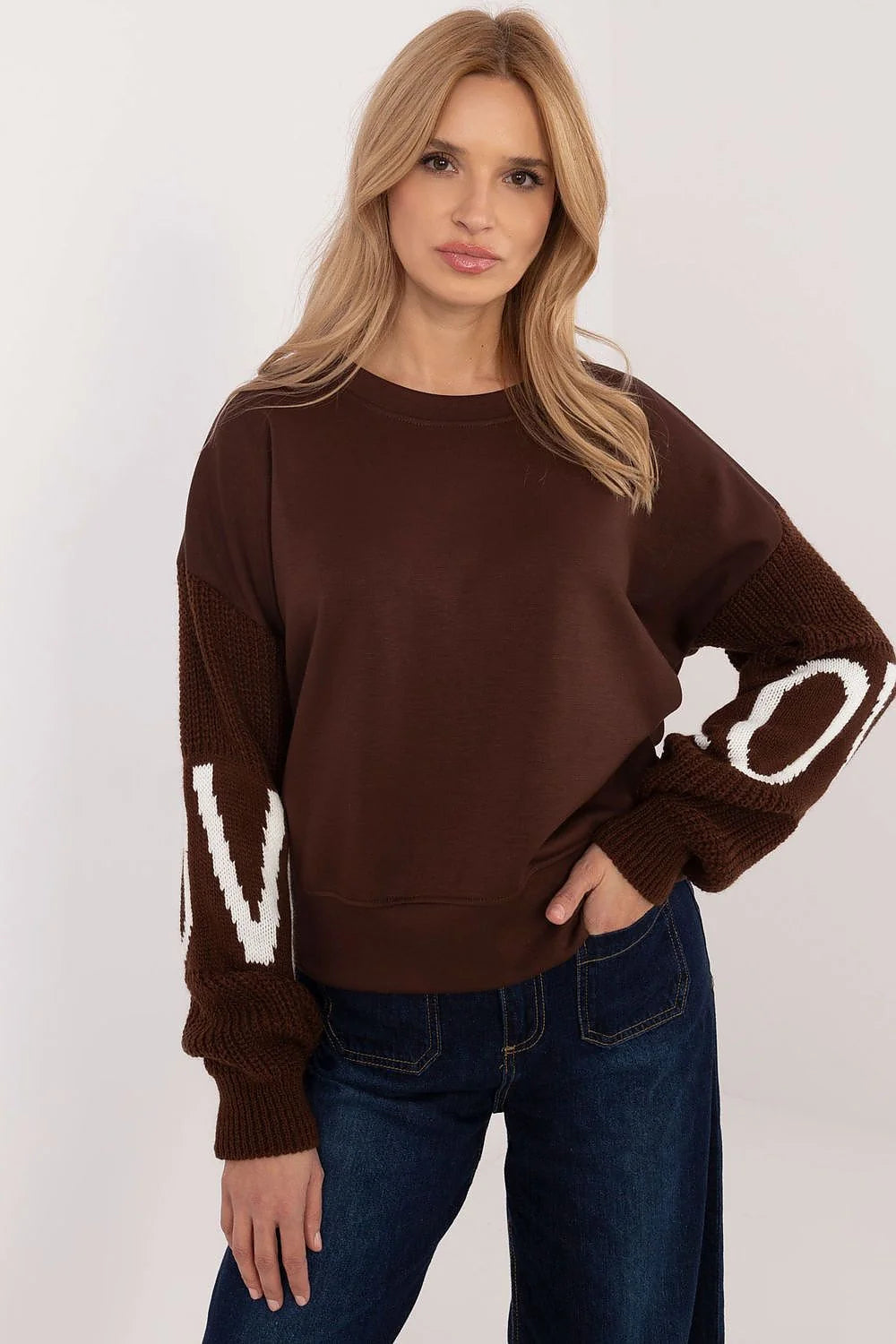 Sweatshirt Italy Moda pull maille femme design LOVE manches contrastantes marron foncé encolure ronde longueur standard coupe ample
