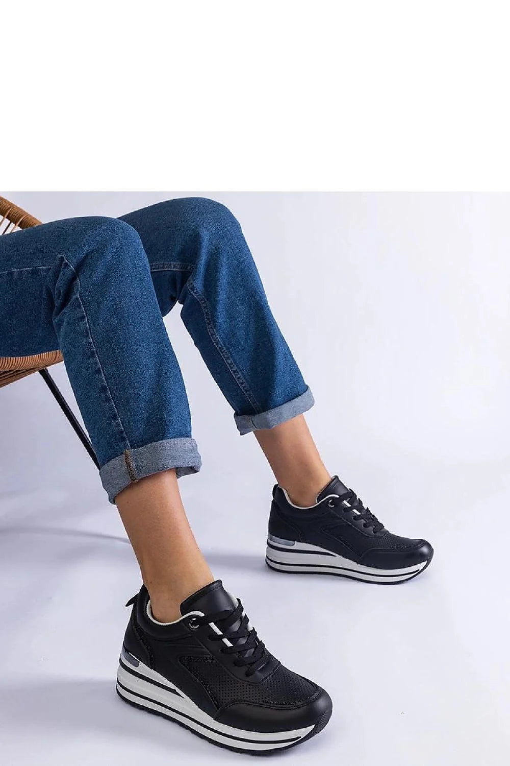 Baskets pour femmes design moderne style sportif couleur noire et blanche matériaux cuir synthétique tissu perforations semelle épaisse plateforme confortable durabilité
