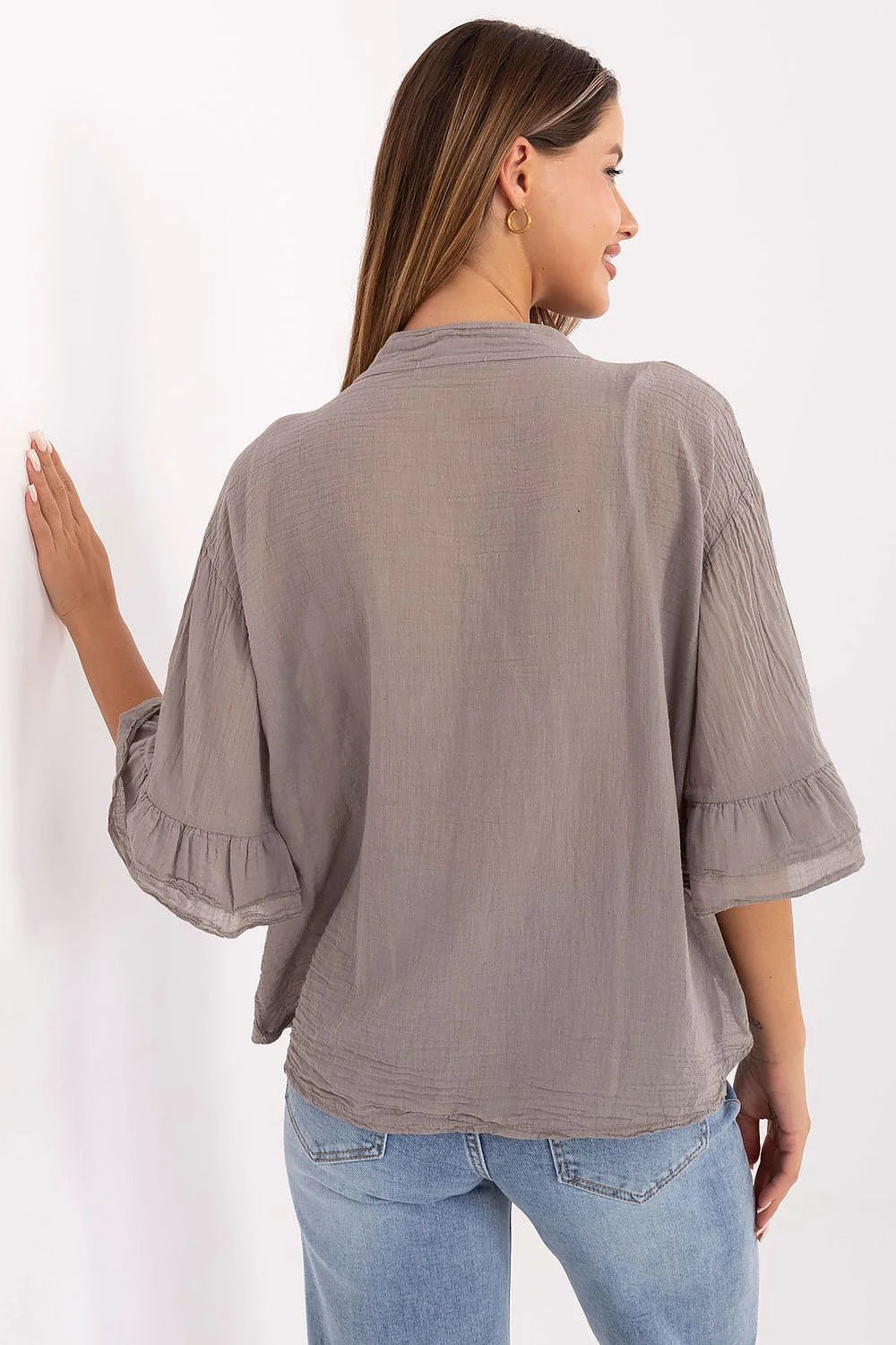 chemise bohème élégante femme coton léger taupe volants manches trois quarts décolleté V oversize boutonnage central plastron froncé ourlets effilochés