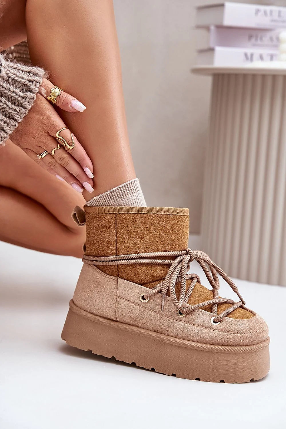 bottines plateforme épaisse cuir suédé beige fourrure doublure intérieure montante semelle crantée lacets épais œillets métalliques confort hivernal