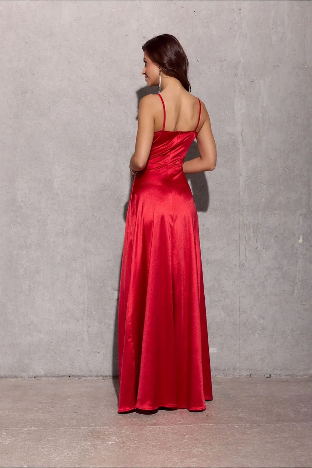 Robe longue élégante en satin rouge vif encolure V croisée bretelles fines jupe évasée fente latérale occasion formelle femme