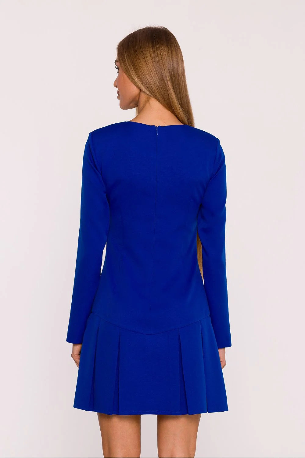 robe courte femme bleu roi manches longues col bateau tissu structuré finition mate taille légèrement cintrée jupe plissée moderne minimaliste