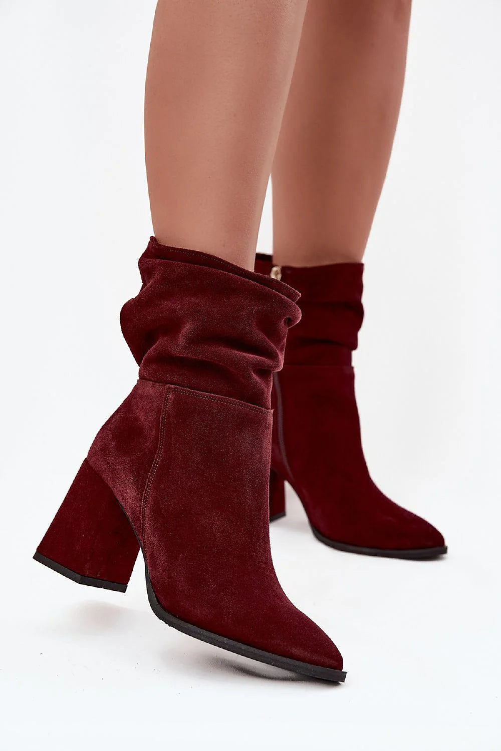 bottines femme cheville suède bordeaux talon bloc carré confortable doublure feutrée fermeture éclair latérale dorée bout amande sophistiquées élégantes