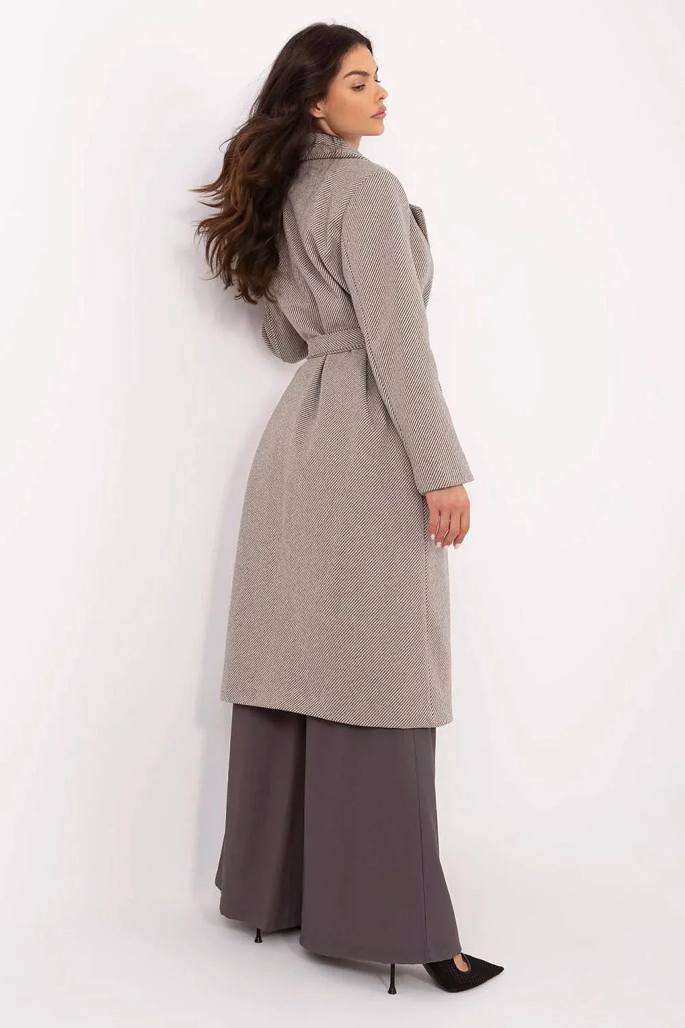 manteau long femme ceinturé lainage beige chiné chevron col tailleur boutons noirs coupe droite longueur mollets fente avant manches longues