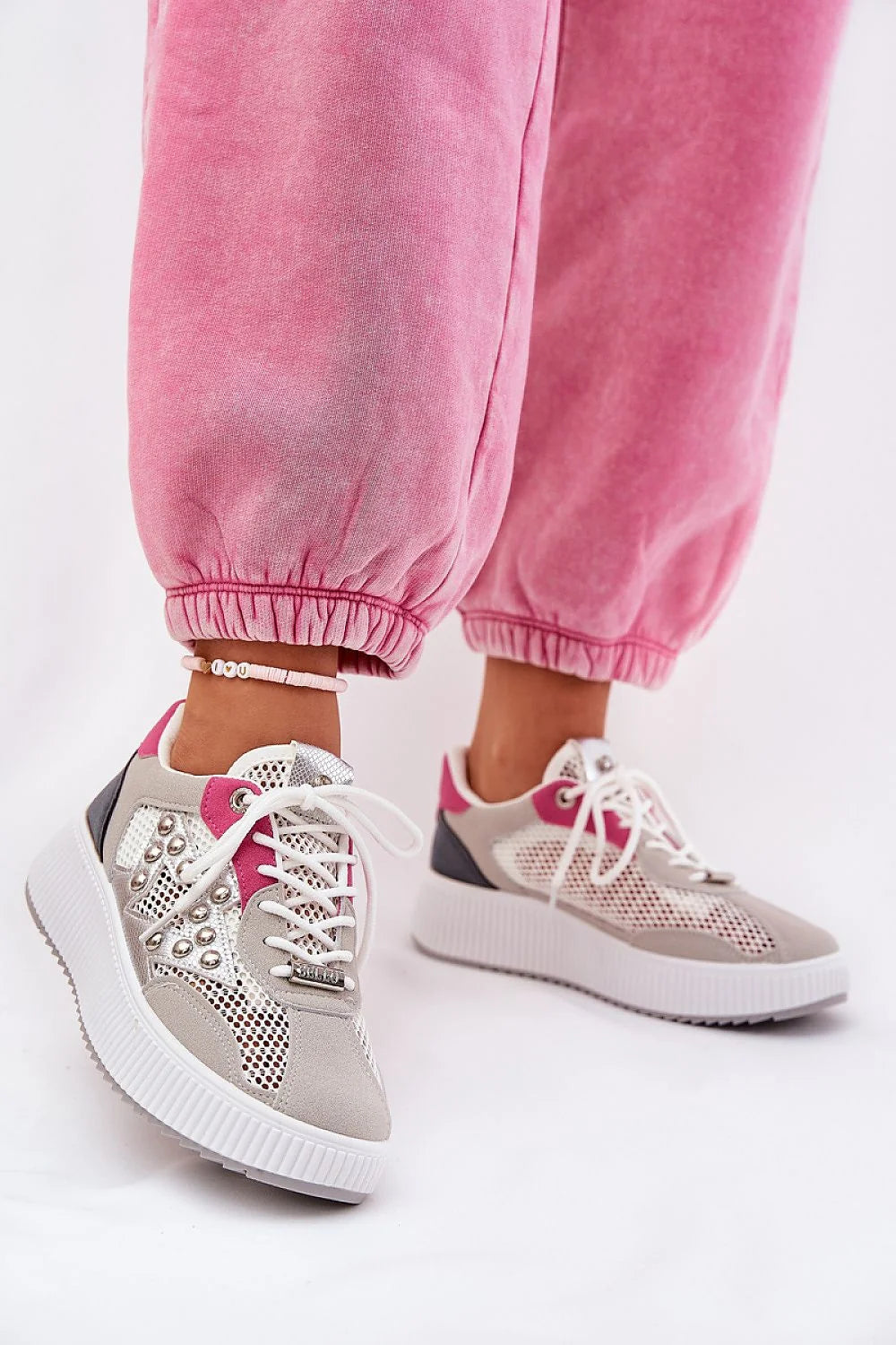 Baskets femmes style urbain coupe basse matelassée cuir synthétique maille blanche rose vif accents métalliques