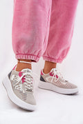 Baskets femmes style urbain coupe basse matelassée cuir synthétique maille blanche rose vif accents métalliques