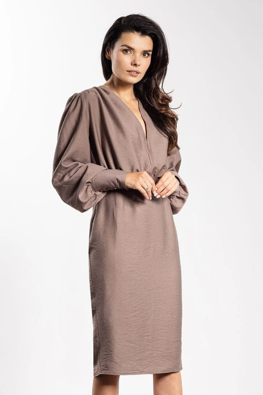 robe cocktail midi cintrée décolleté profond plis taille crayon manches longues bouffantes poignets larges taupe fluide