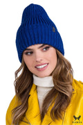 Bonnet tricoté pour femmes moderne élégant couleur bleu vif texture côtes ajustement confortable hiver tendance Kamea