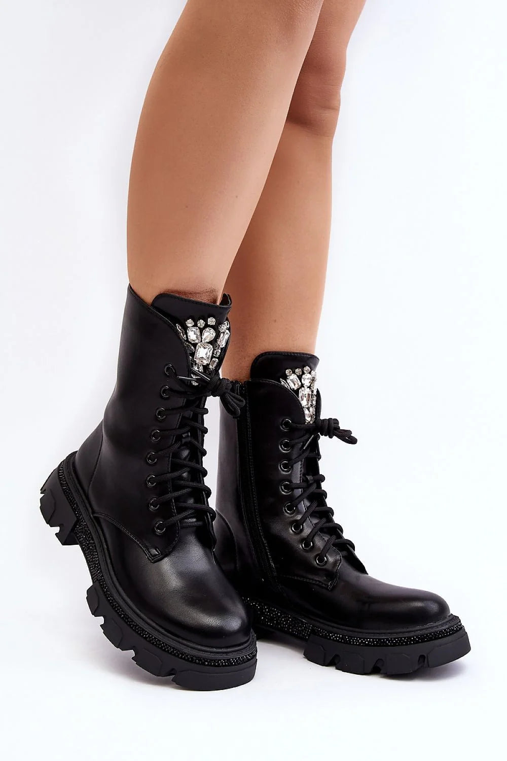 Bottines audacieuses design contemporain cuir noir lisse tige montante mollet laçage central cristaux strass semelle robuste fermeture éclair latérale mode féminine