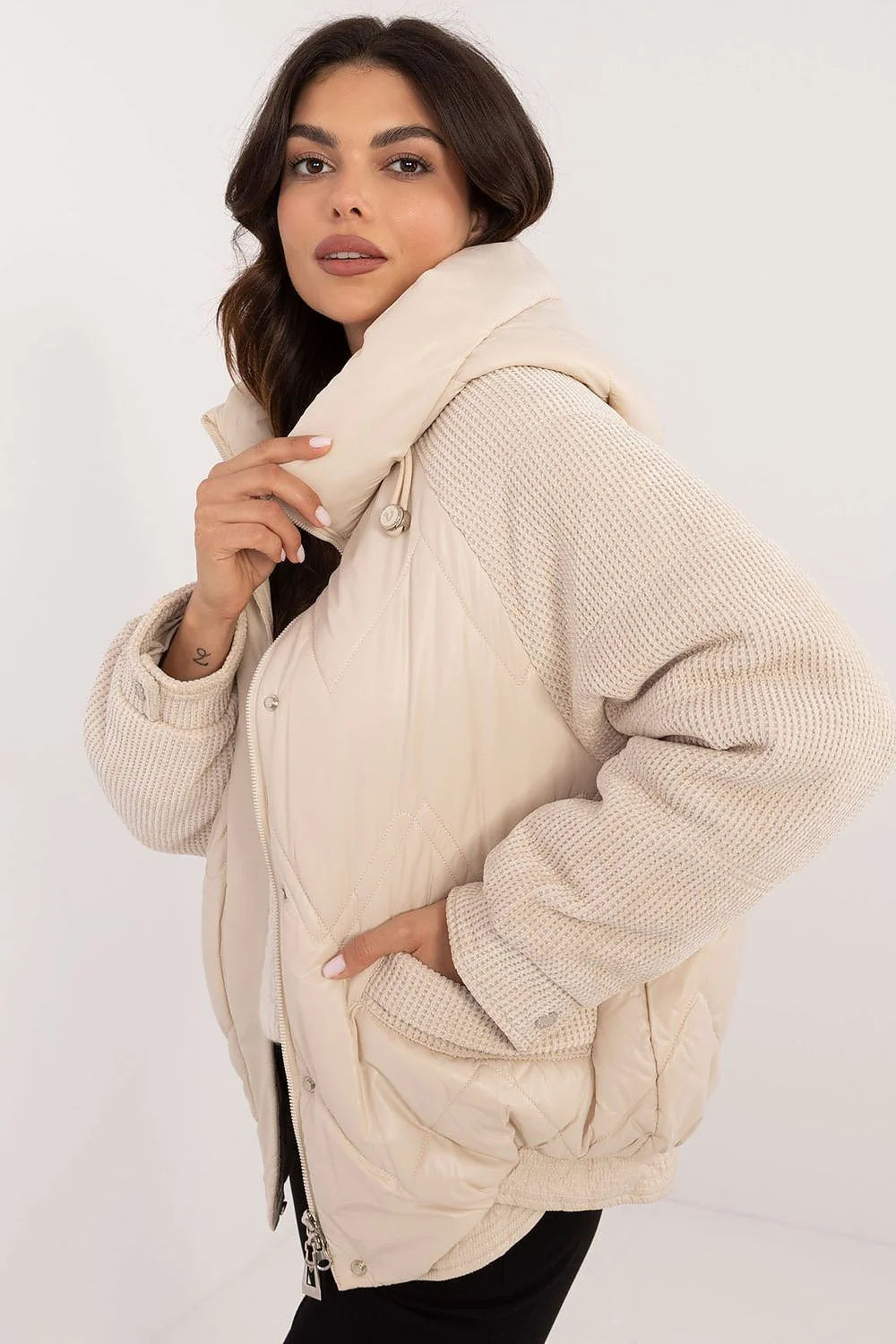 Veste matelassée pour femme beige clair manches tricot polyester isolante capuche poches latérales mode automne-hiver
