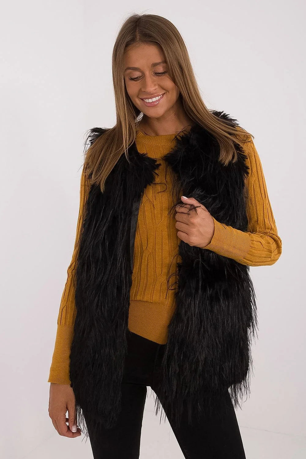 Gilet en fausse fourrure noire sans manches pull tricot ocre côtelé ensemble mode féminin hiver élégance casual confort