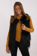 Gilet en fausse fourrure noire sans manches pull tricot ocre côtelé ensemble mode féminin hiver élégance casual confort