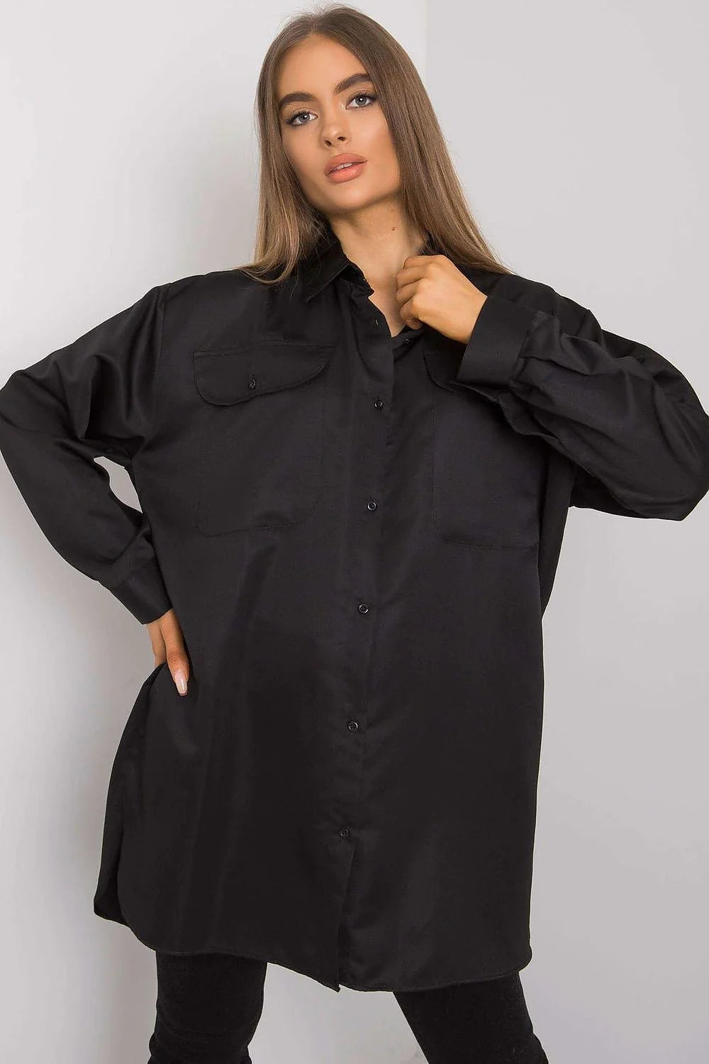 Chemise noire satinée coupe ample élégante manches longues col classique décontractée mode femme moderne